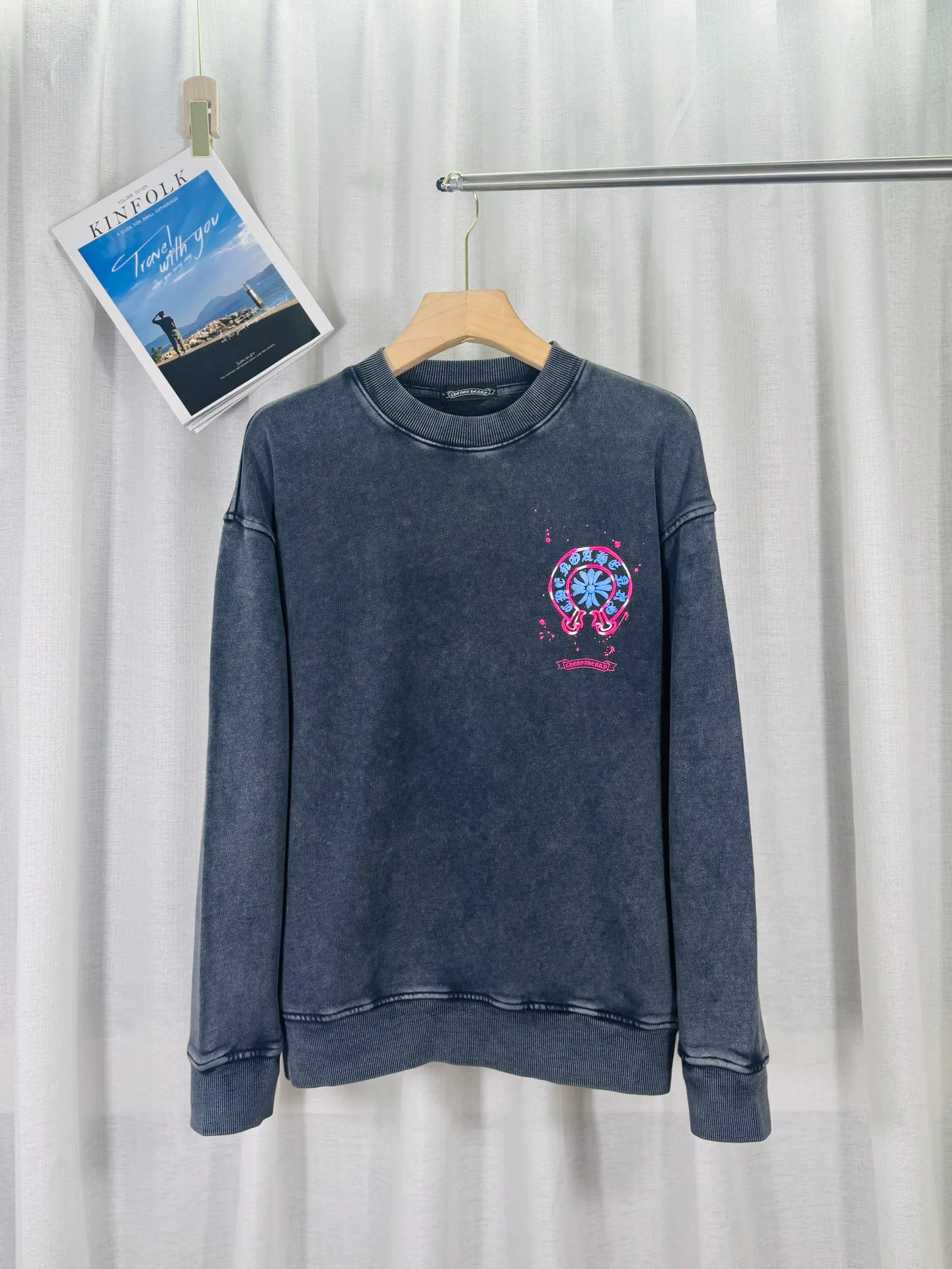 P270 top version, real shot without P, ​​different from market currency) 𝗖𝗵𝗿𝗼𝗺𝗲 𝗛𝗲𝗮𝗿𝘁𝘀/Croxin 2025 3D three-dimensional autumn and winter new original single counter American laser burnt 3D offset printing couple casual sweatshirt 👑The highest version! Customized fabric 430g tripe terry fabric! American pickling and distressing, fried snowflakes, 3D offset printing, best-selling model at the counter, very comfortable to wear. Accessories: original molded and authenticated collar label➕100% silk wash water label. Genuine purchase-grade original hangtag➕matching hanging rope➕3D hanging beads➕original packaging bag. Craftsmanship: The original version has consistent wiring! The highest version of the armhole matching technique! Color: Gray Black Size: S M L XL Style No.: 9317